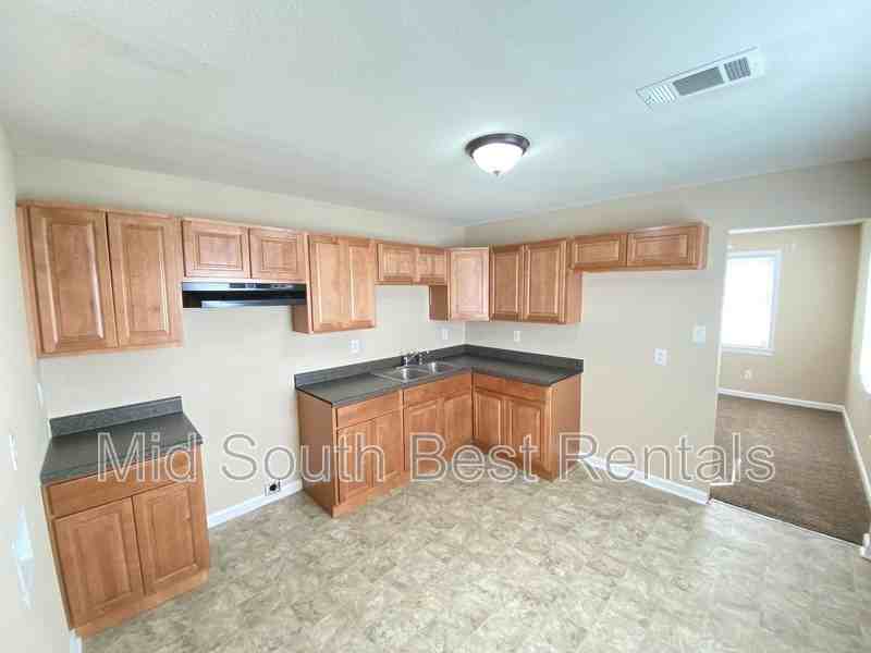 1461 Oaklawn St - Photo 3 of 6