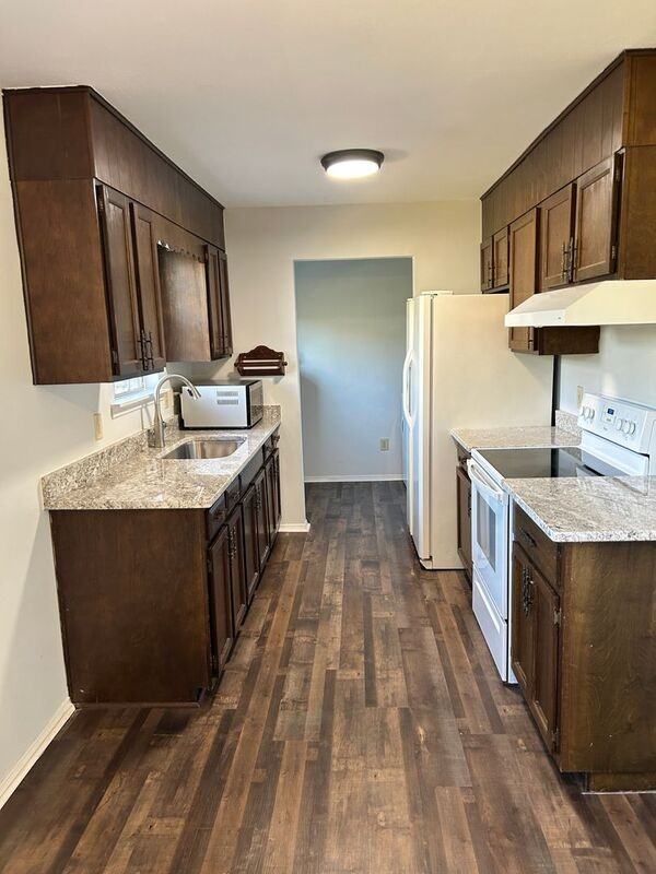 405 Main St - Photo 2 of 15