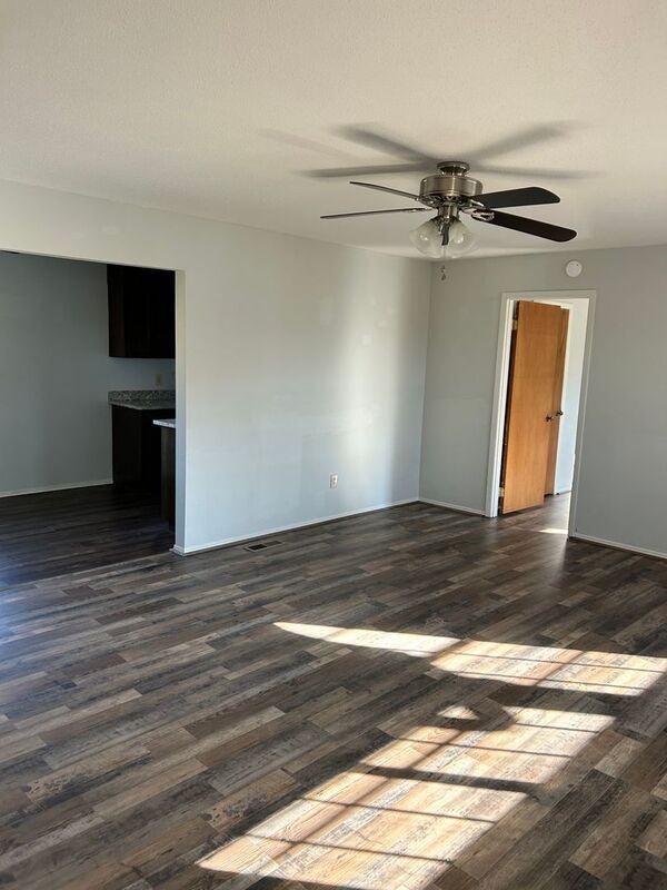 405 Main St - Photo 3 of 15