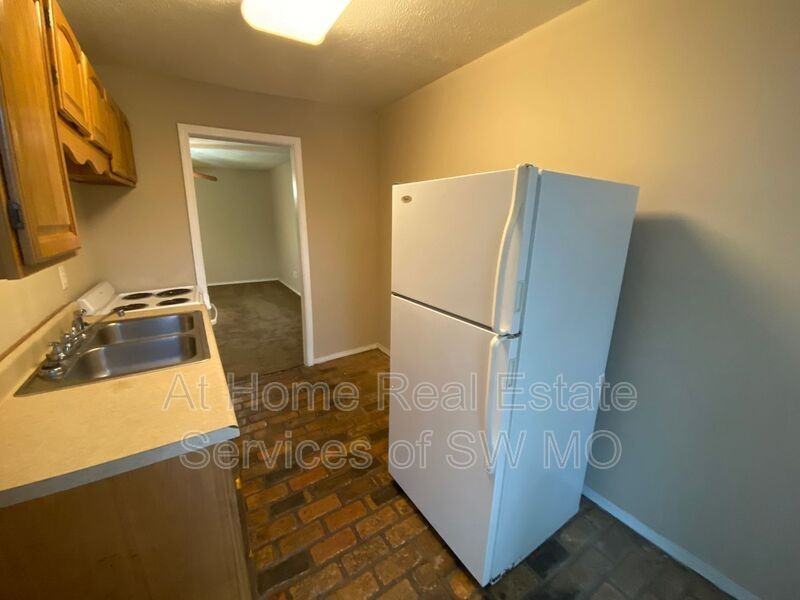 313 W Grand St - Photo 2 of 8