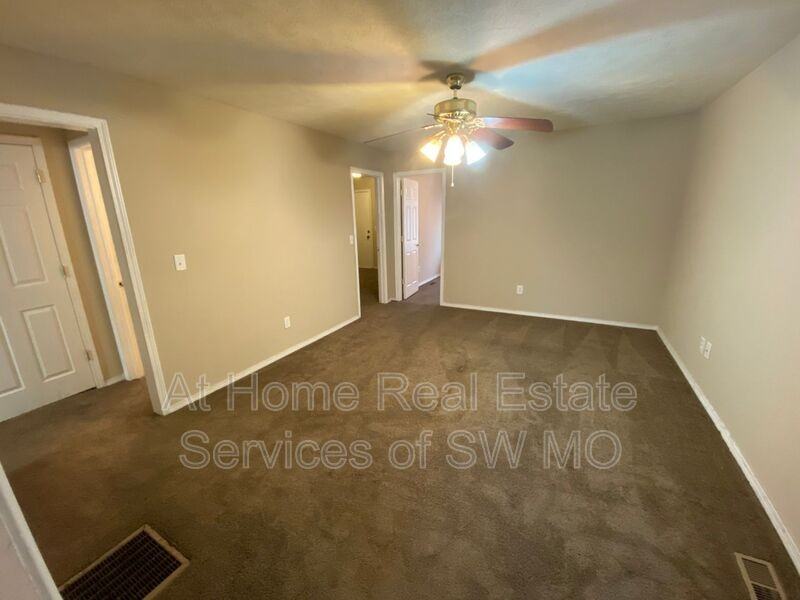 313 W Grand St - Photo 3 of 8