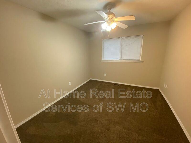313 W Grand St - Photo 4 of 8