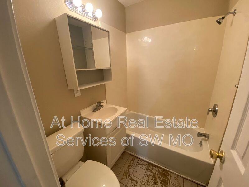 313 W Grand St - Photo 5 of 8
