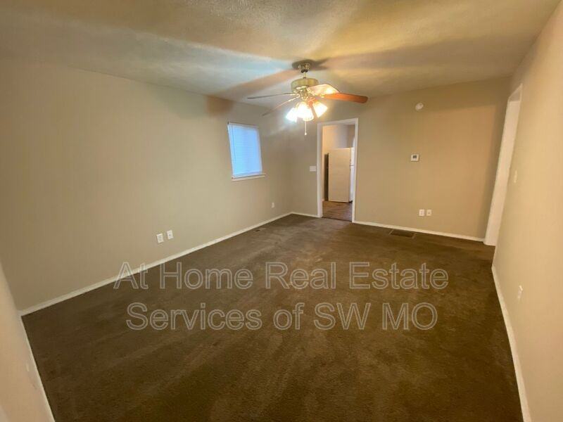 313 W Grand St - Photo 6 of 8