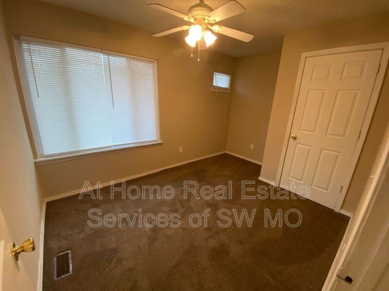 313 W Grand St - Photo 7 of 8