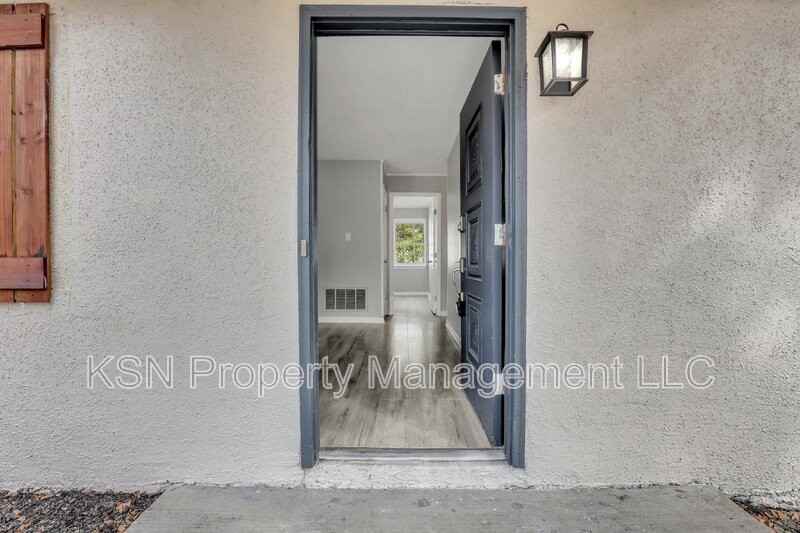 502 W 60th St - Photo 3 of 37