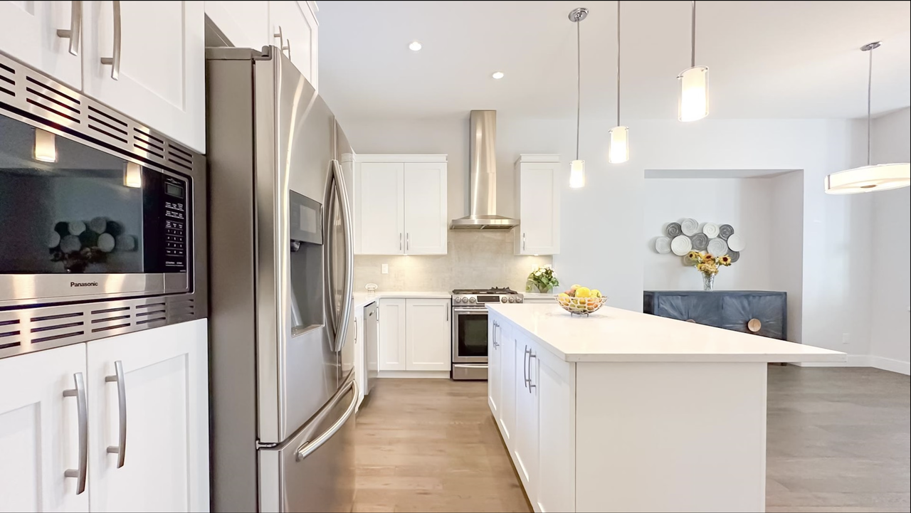 16549 21 Avenue - Photo 4 of 24