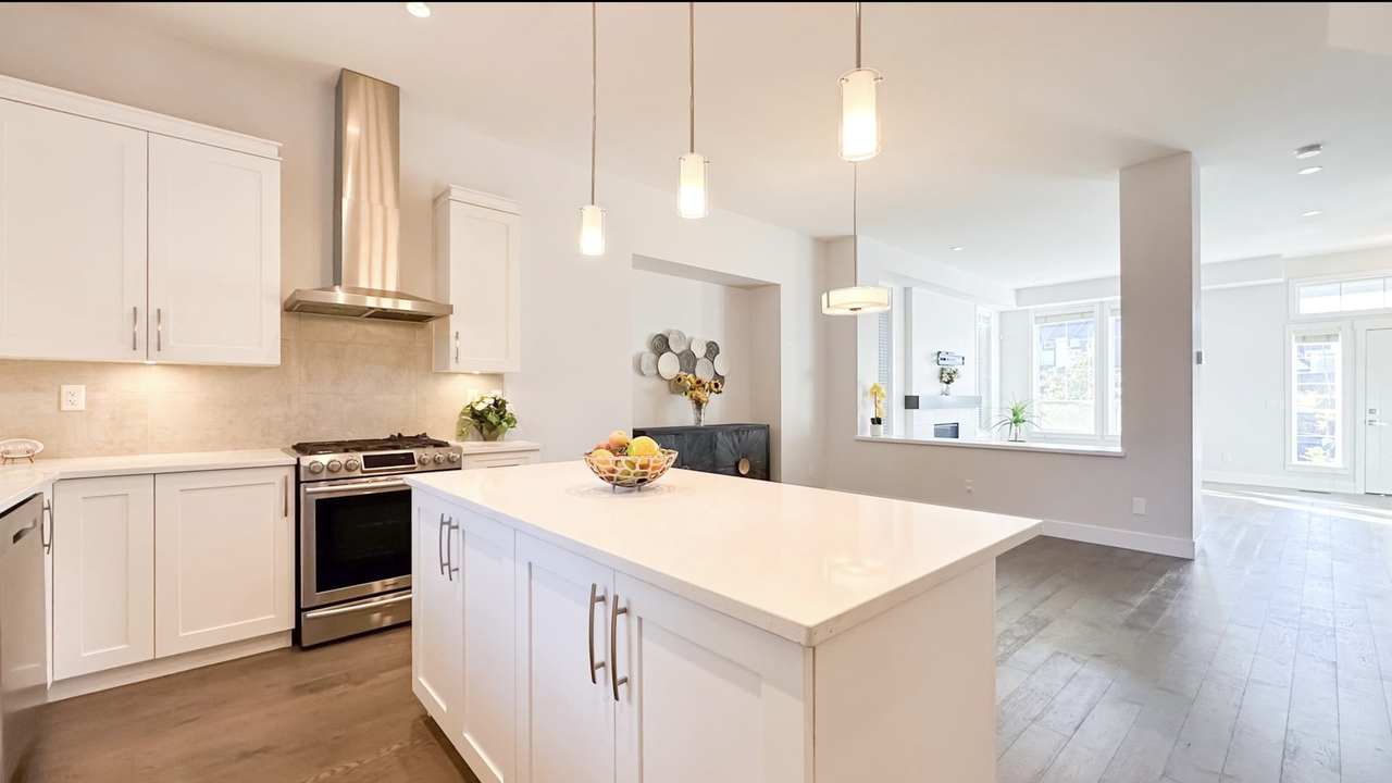 16549 21 Avenue - Photo 5 of 24