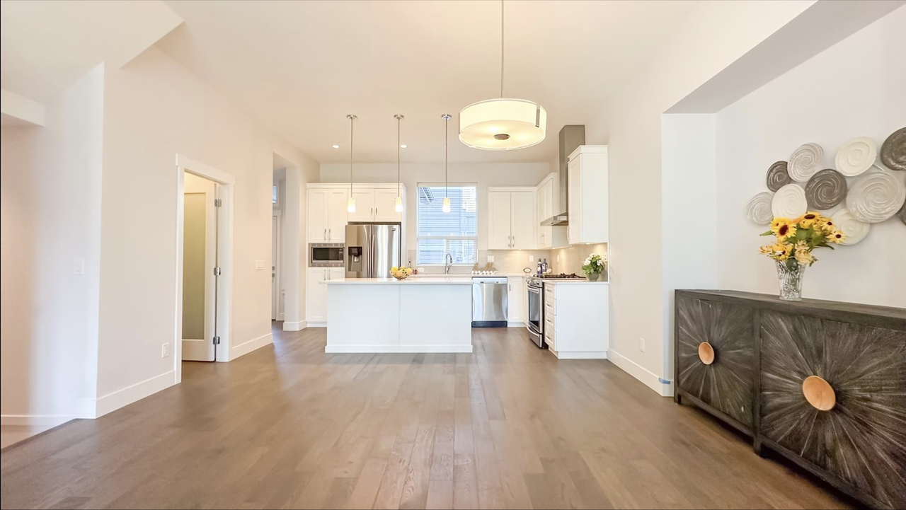 16549 21 Avenue - Photo 7 of 24