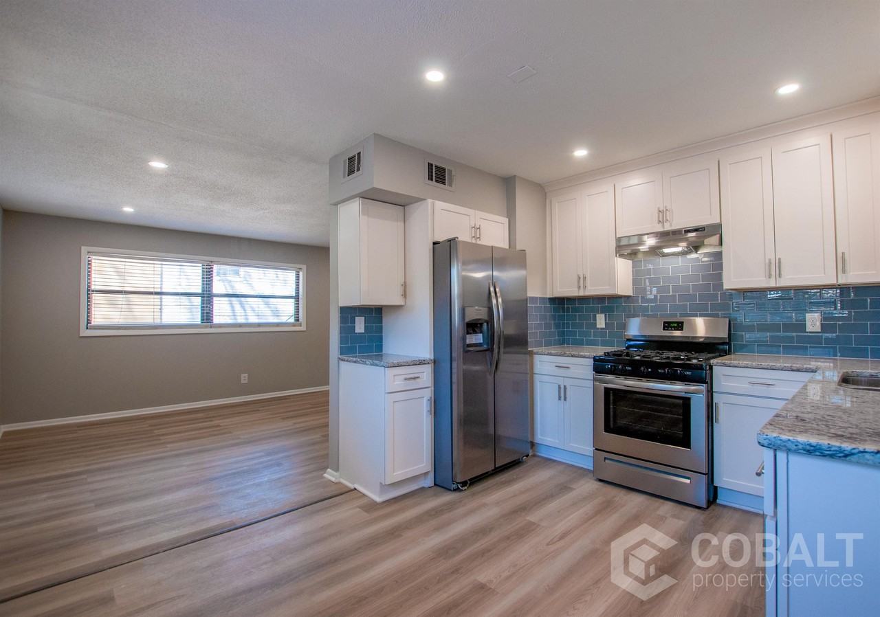 886 Saint Charles Ave Ne #2 - Photo 3 of 16