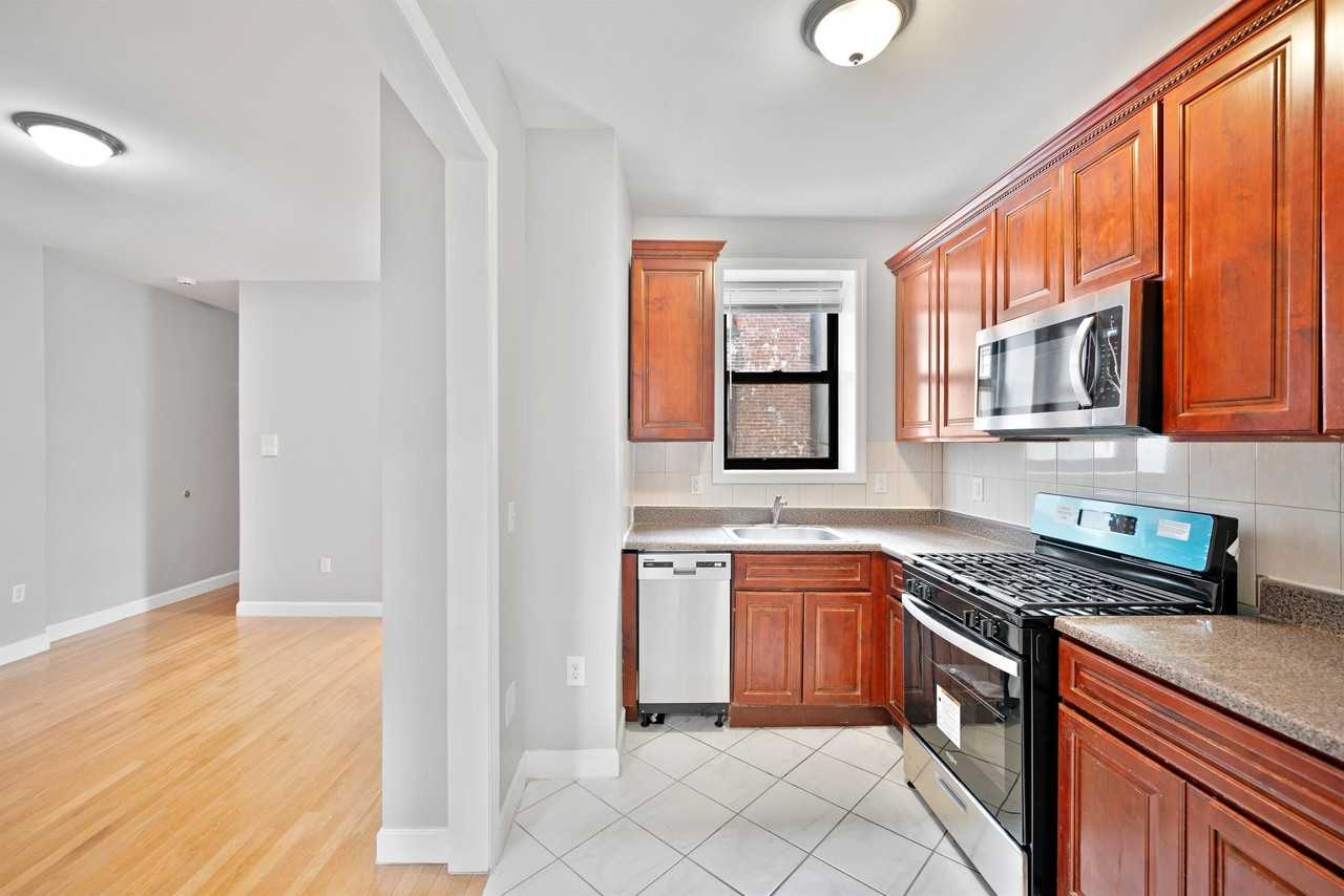 152 New York AveApartment 5 #05 - Photo 2 of 11