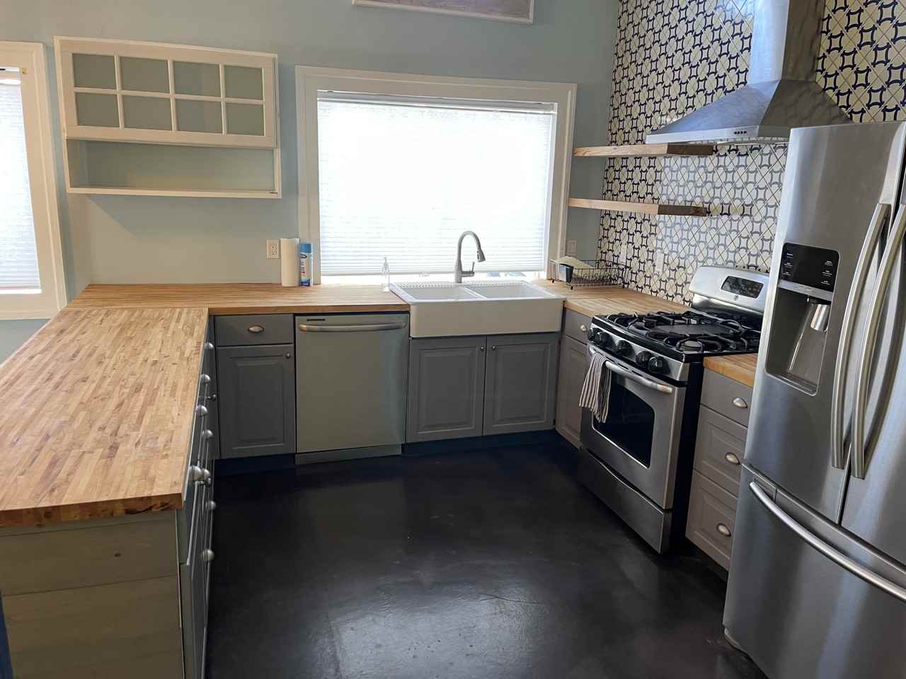 635 8th St #A - Photo 3 of 23