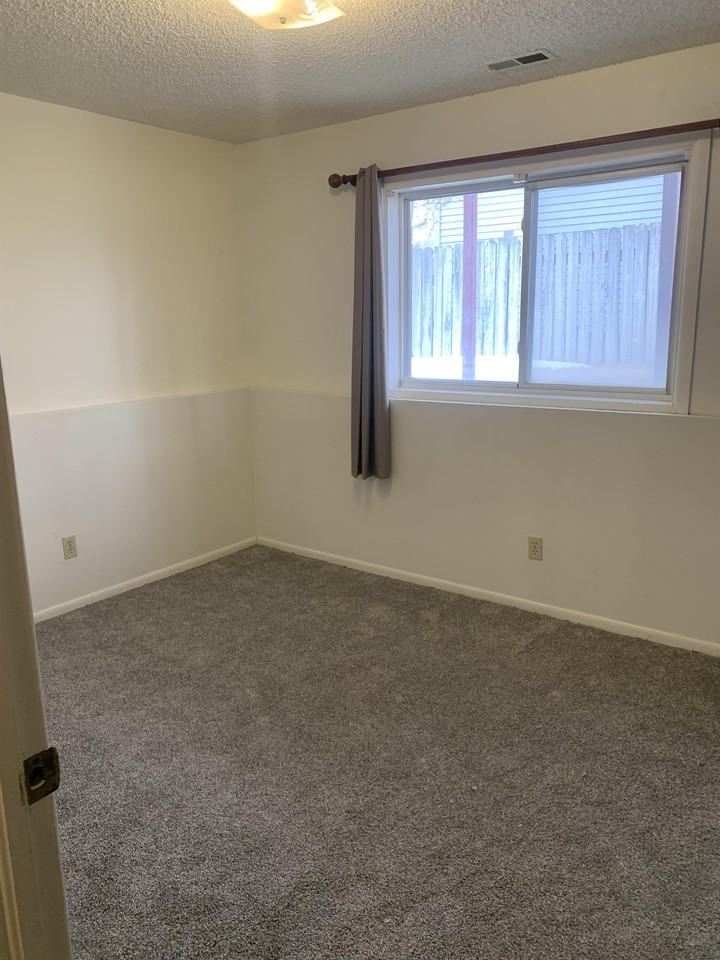1662 Jefferson St #A - Photo 6 of 10