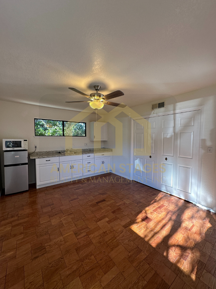 632 University Dr - Photo 2 of 10