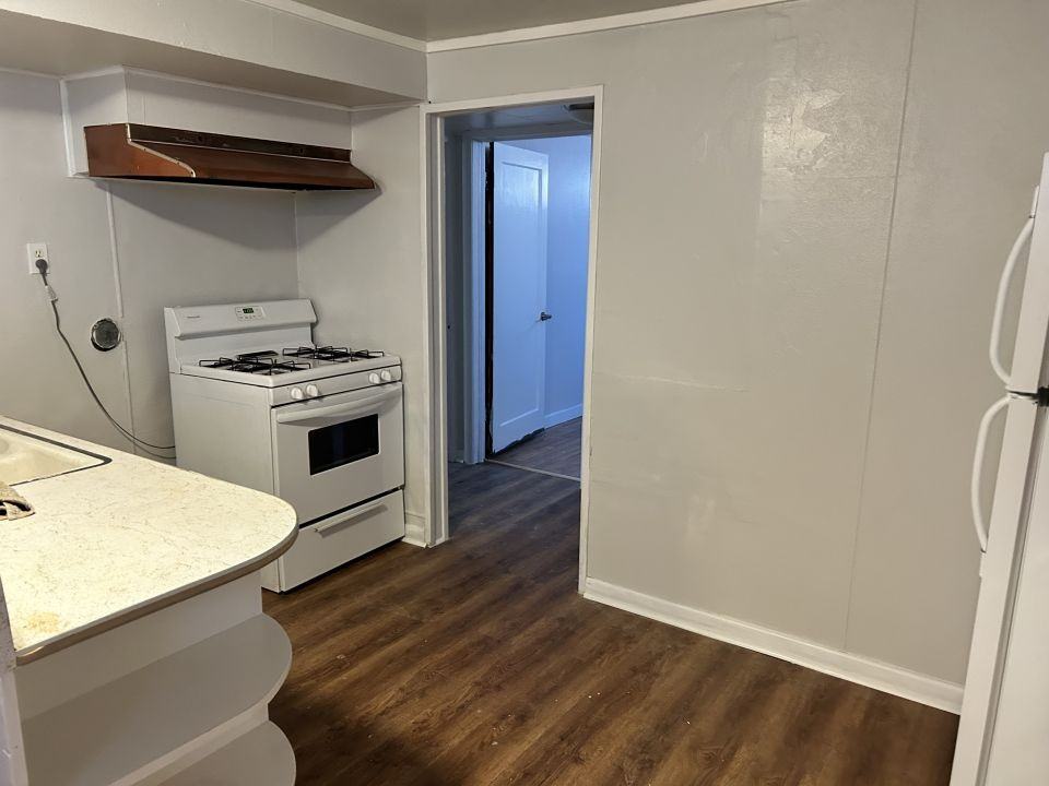 636 1/2 Avenue B - Photo 3 of 6