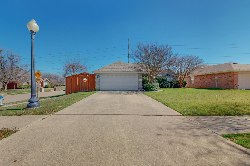 8208 Reel St - Photo 3 of 39