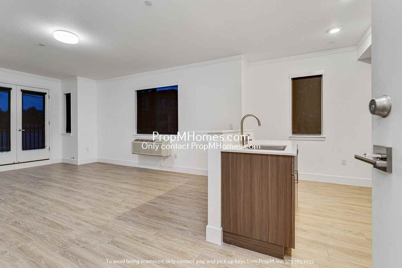1825 Se 50th Ave #301 - Photo 3 of 18
