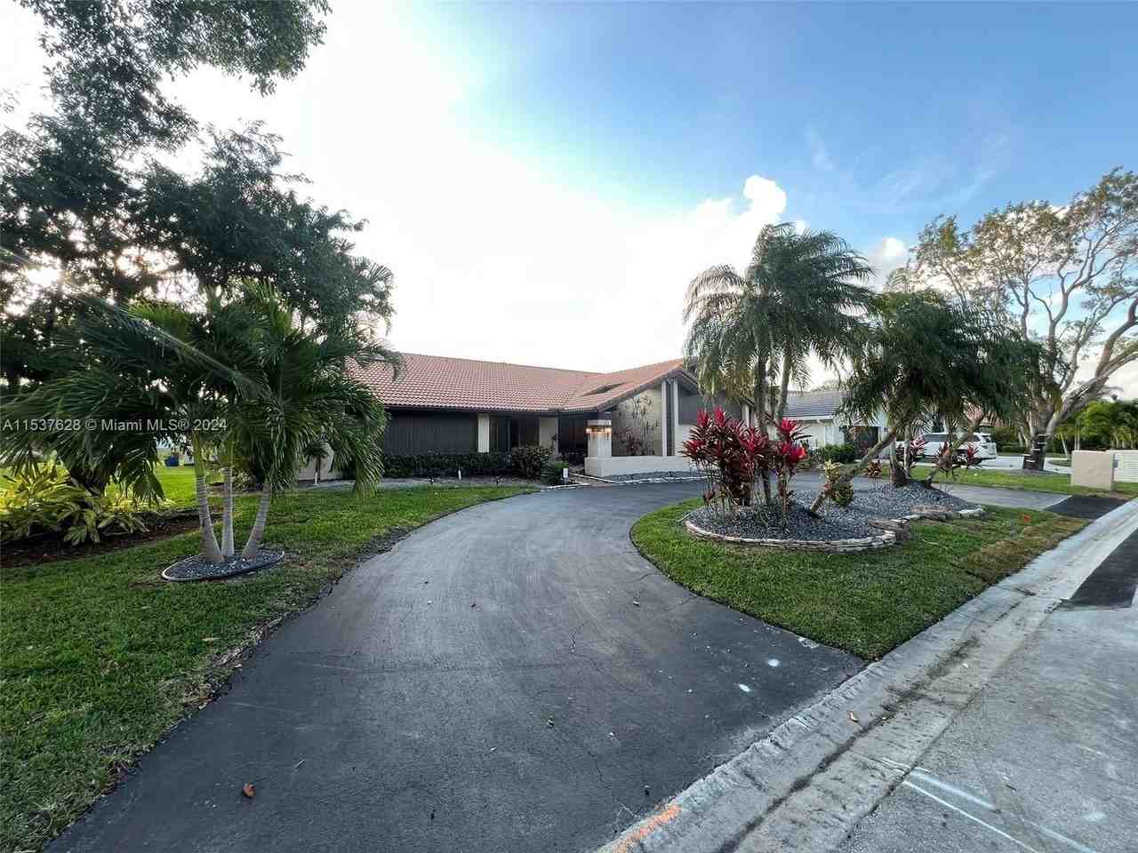 1000 Nw 113th Way - Photo 2 of 8