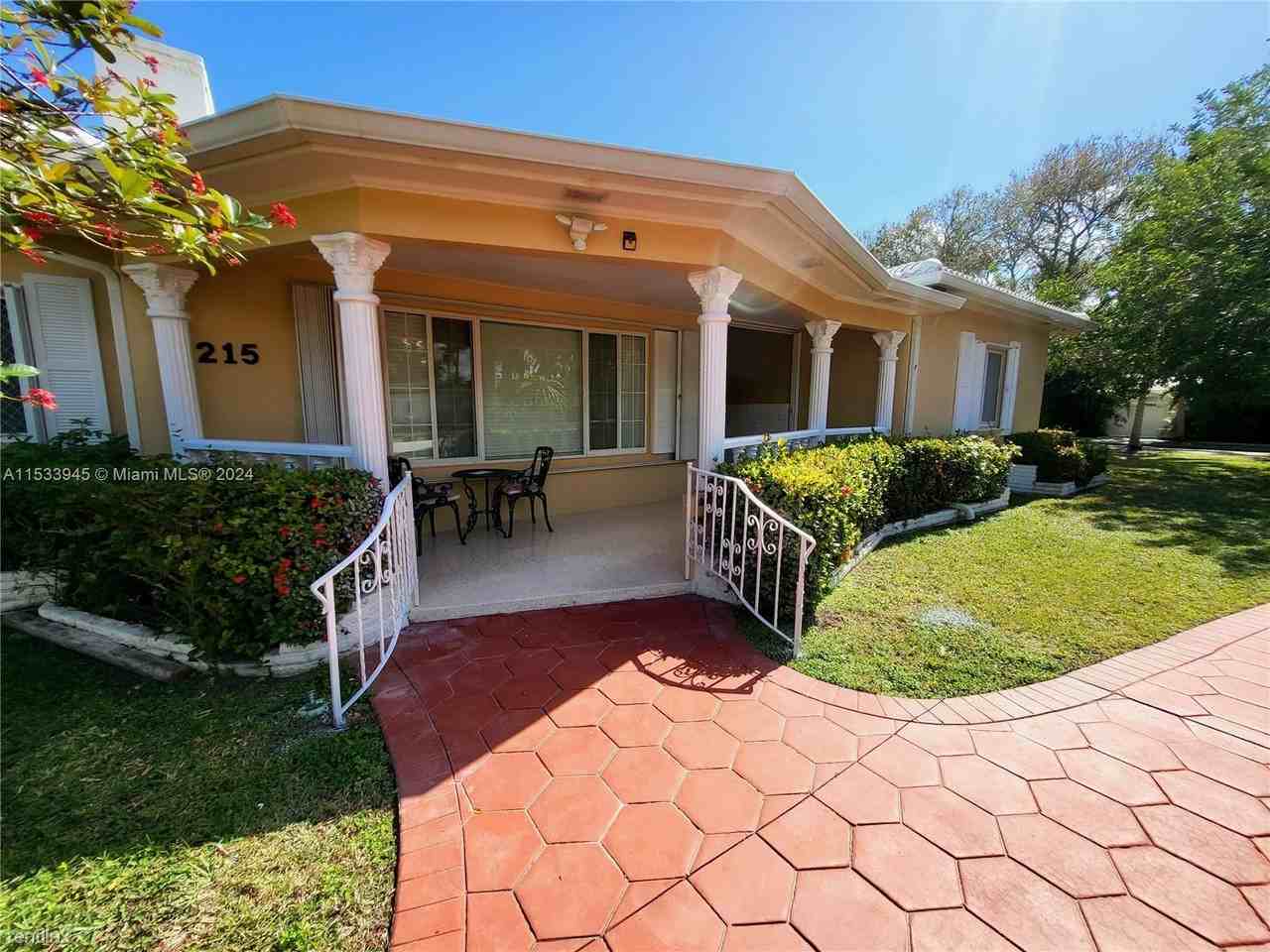 215 S 12th Ave - Photo 2 of 23