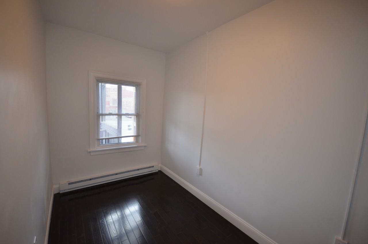 23 Chelsea St #4 - Photo 5 of 9