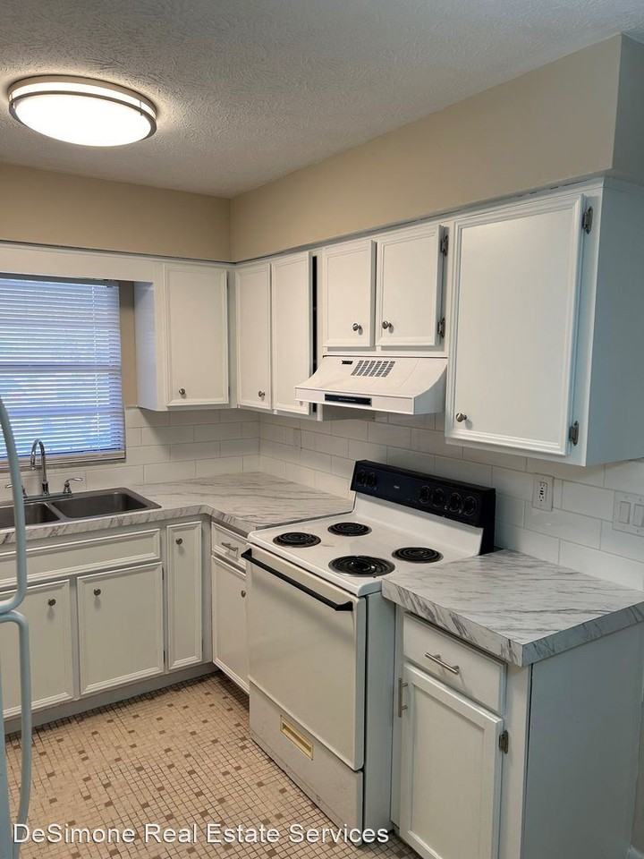 906 NE 3rd Street - Photo 2 of 14
