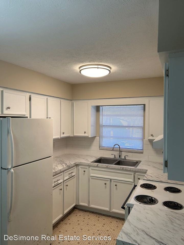 906 NE 3rd Street - Photo 3 of 14