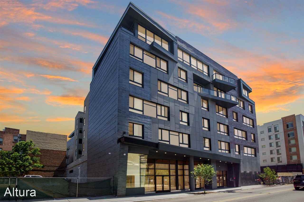 Altura Luxury - Photo 2 of 27