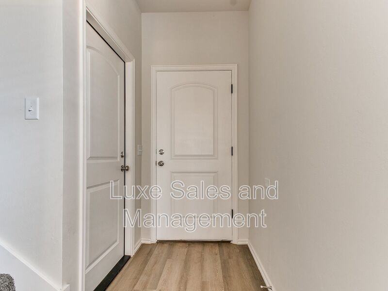 10516 Utica Dr - Photo 5 of 38