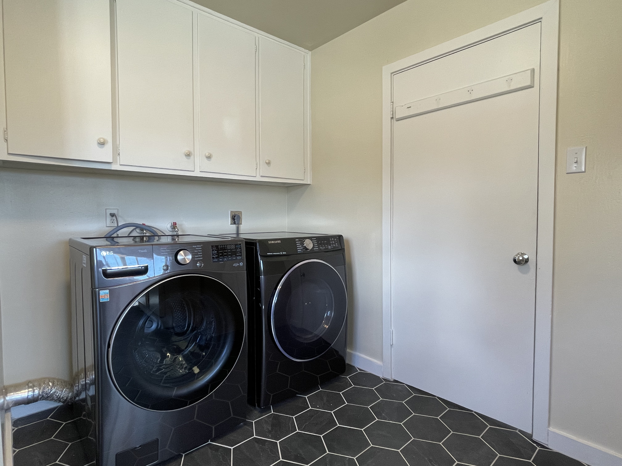 1469 Oakwood Loop - Photo 3 of 17