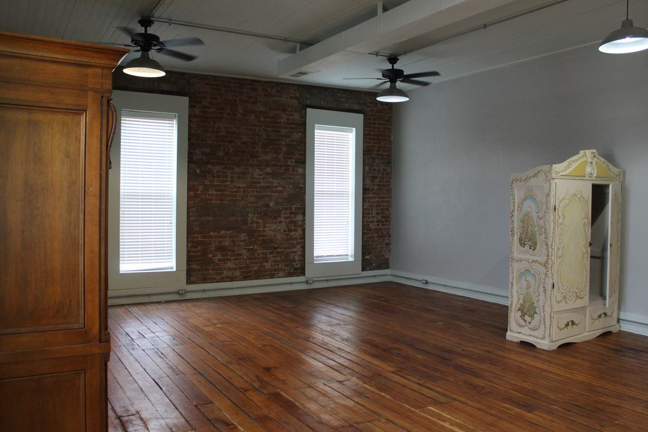 208 W Mason St - Photo 3 of 5