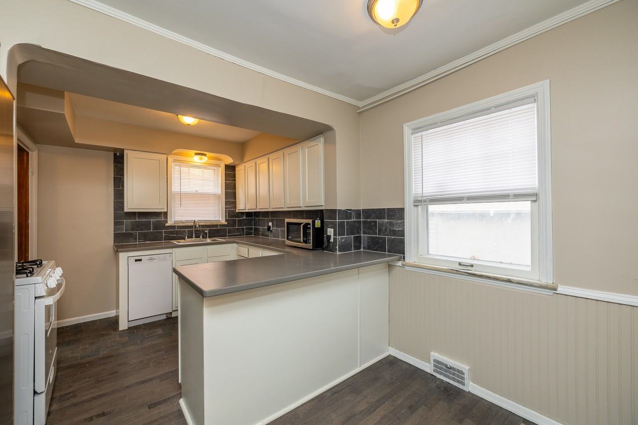 13605 Cedar Rd - Photo 3 of 44