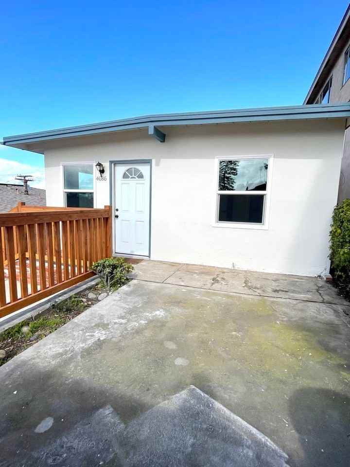 One Bedroom Bungalow in Ocean Beach Apartments 4686 Narragansett Ave