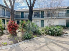 featured image of 211 E Davis St