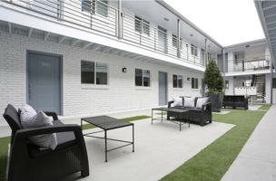 featured image of 404 E 9th St