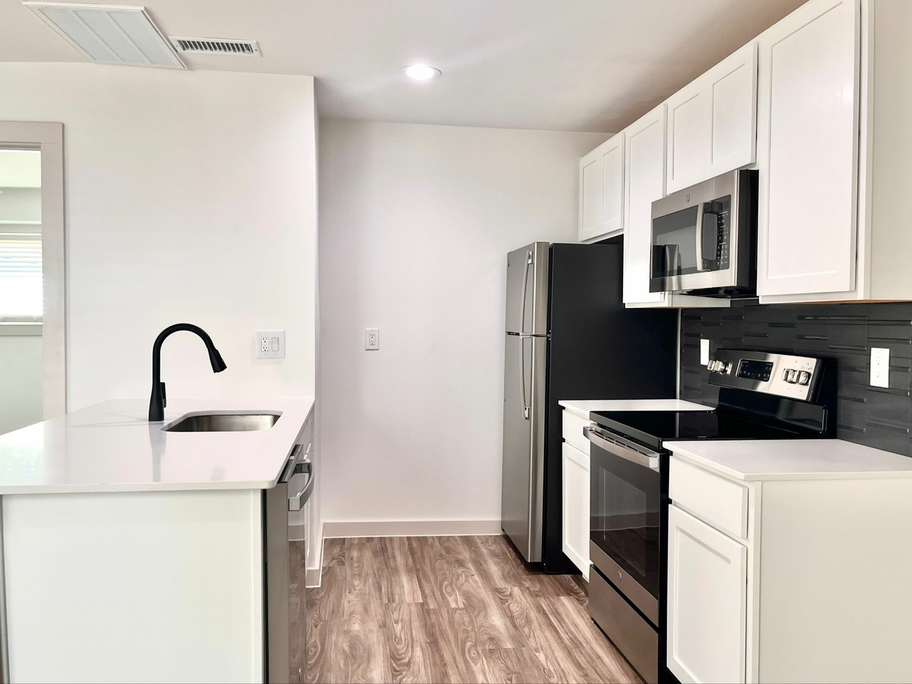 2909 Lucas - Photo 2 of 29