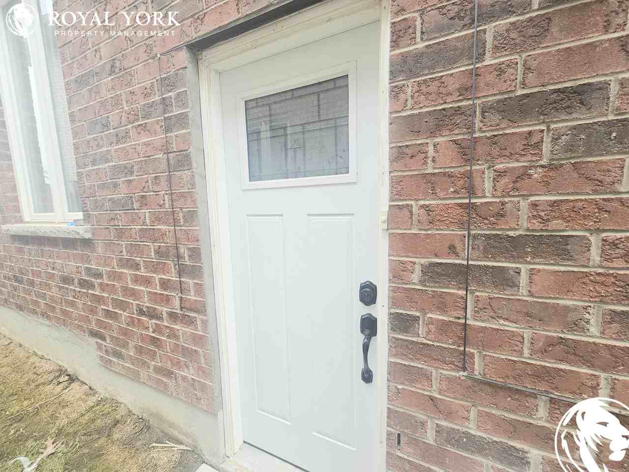 285 Sutherland Avenue, Bradford West Gwillimbury, Ontario L3Z 4H4