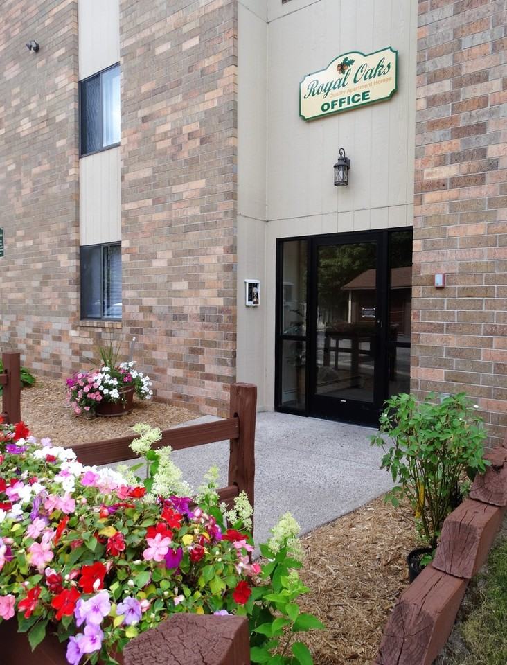 Royal Oaks Apartments - Photo 2 of 16