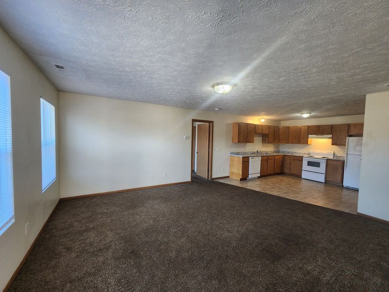 NOEL 669-679 - Photo 3 of 7