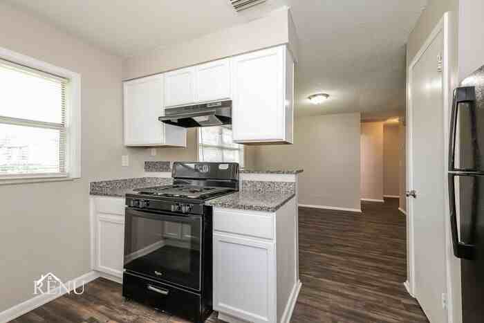 1345 Scott Cir - Photo 3 of 17