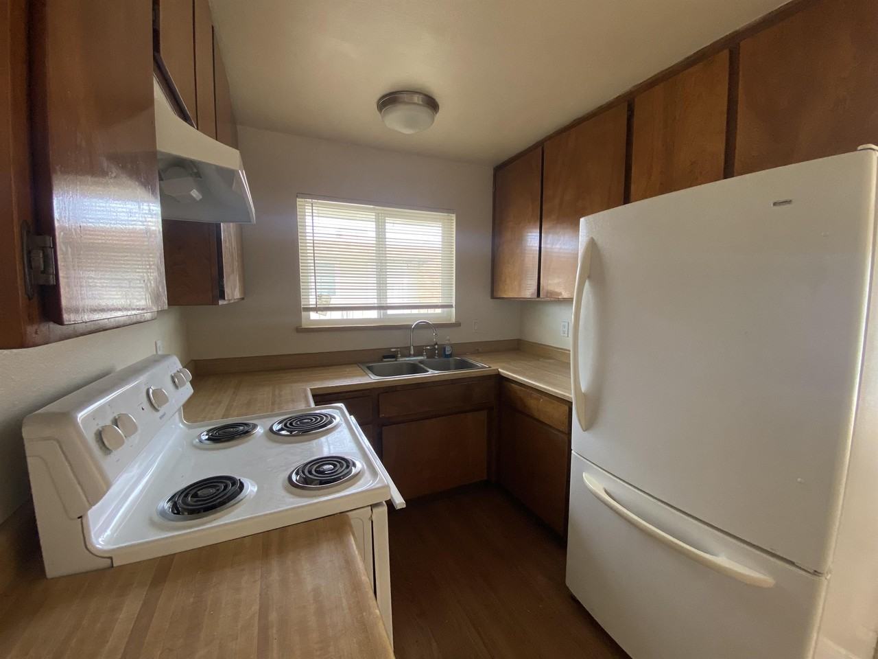 412 2nd St #B - Photo 4 of 9