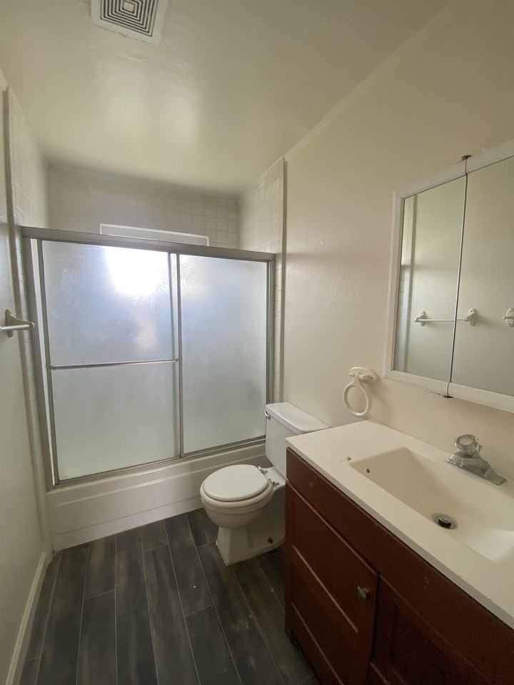 412 2nd St #B - Photo 6 of 9
