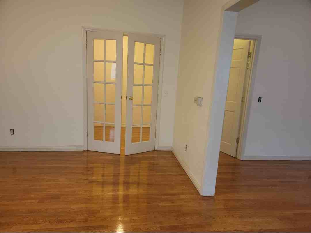 1635 S Burnside Ave - Photo 5 of 11