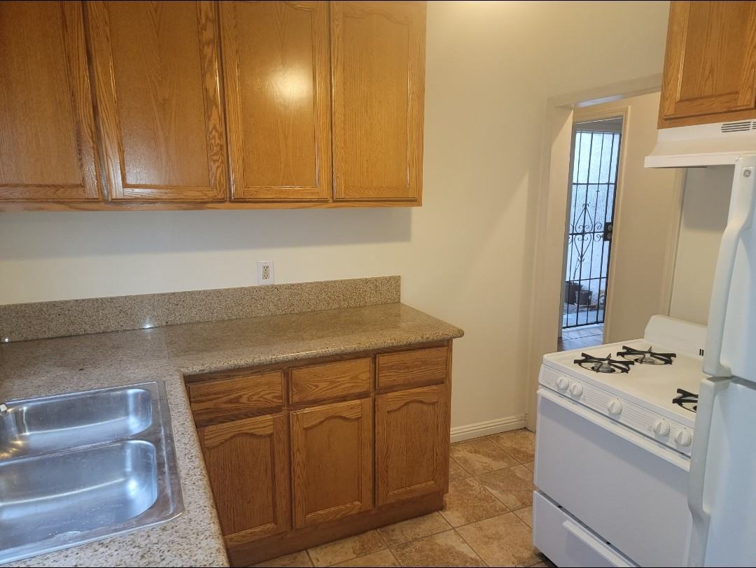 1635 S Burnside Ave - Photo 6 of 11