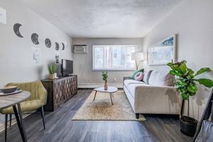 featured image of 625 S Forest St