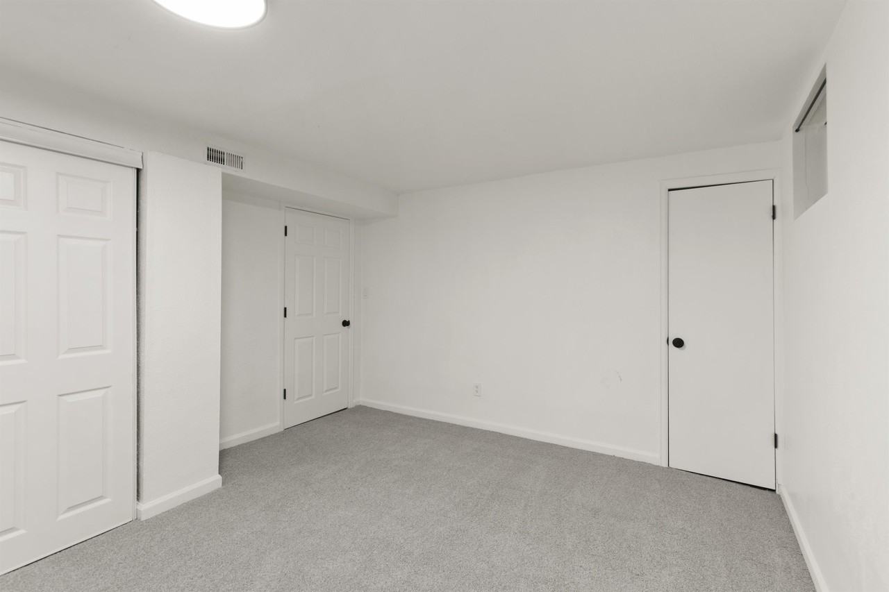 1147 Royale Dr Uppr - Photo 2 of 10