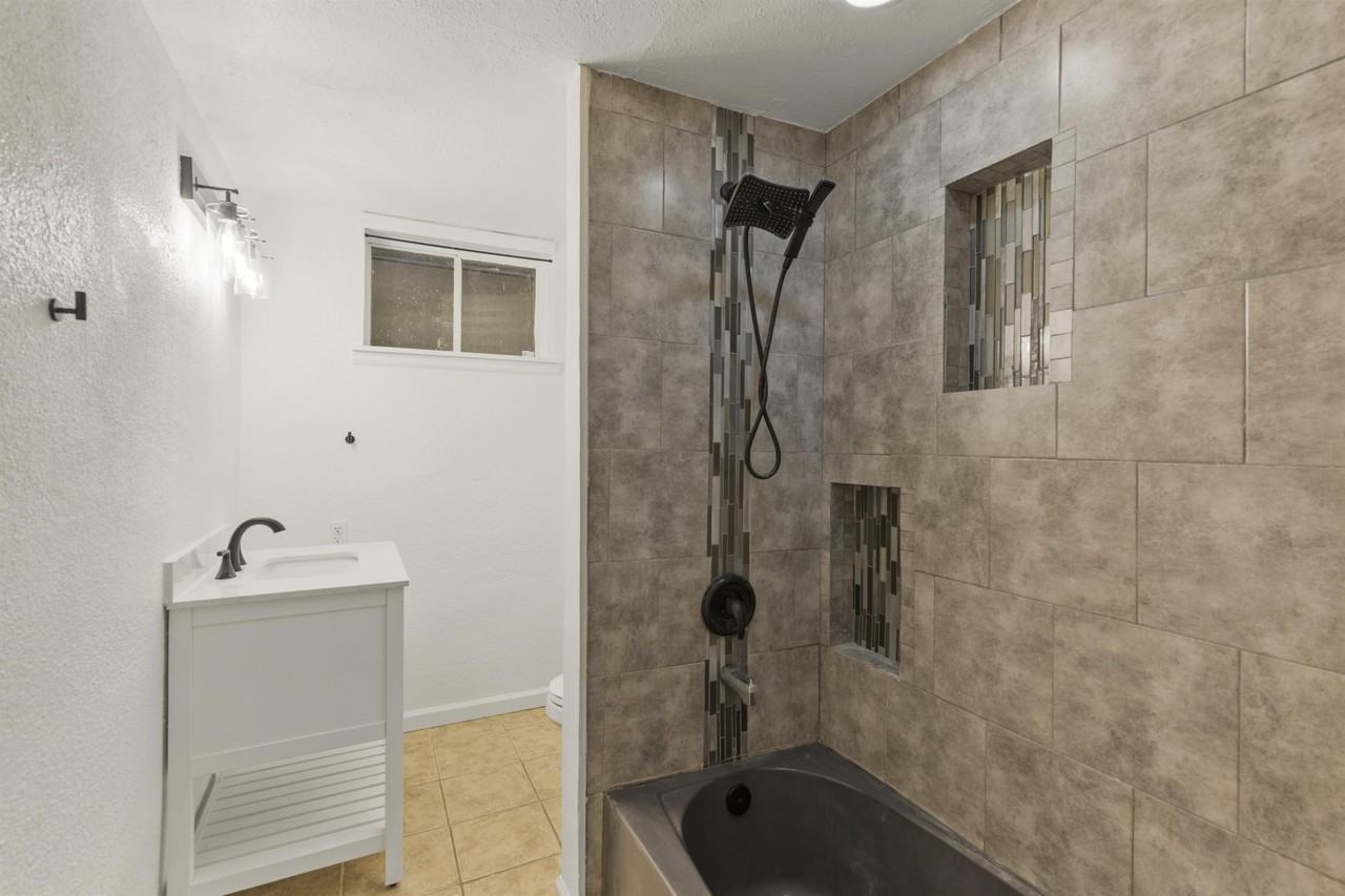 1147 Royale Dr Uppr - Photo 3 of 10