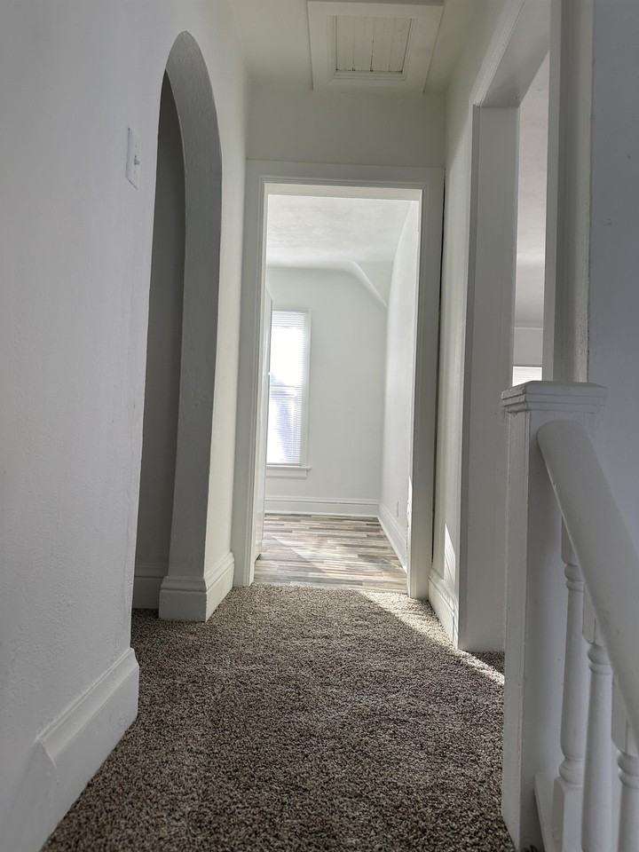 309 1/2 W Pleasant St - Photo 2 of 15