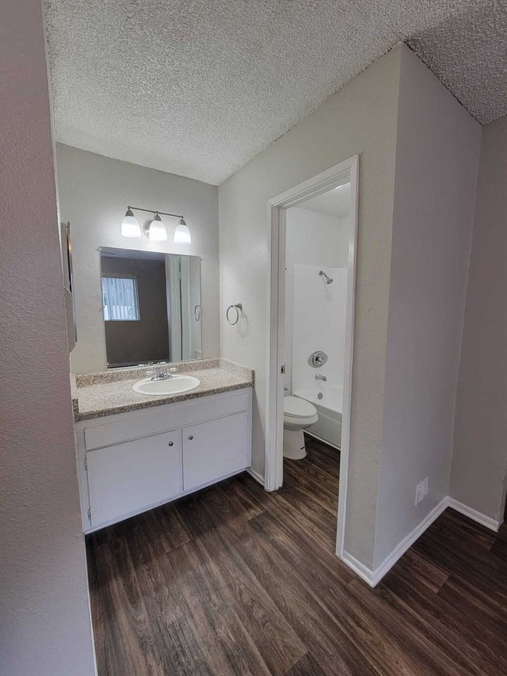 3943 N H Street - Photo 4 of 42