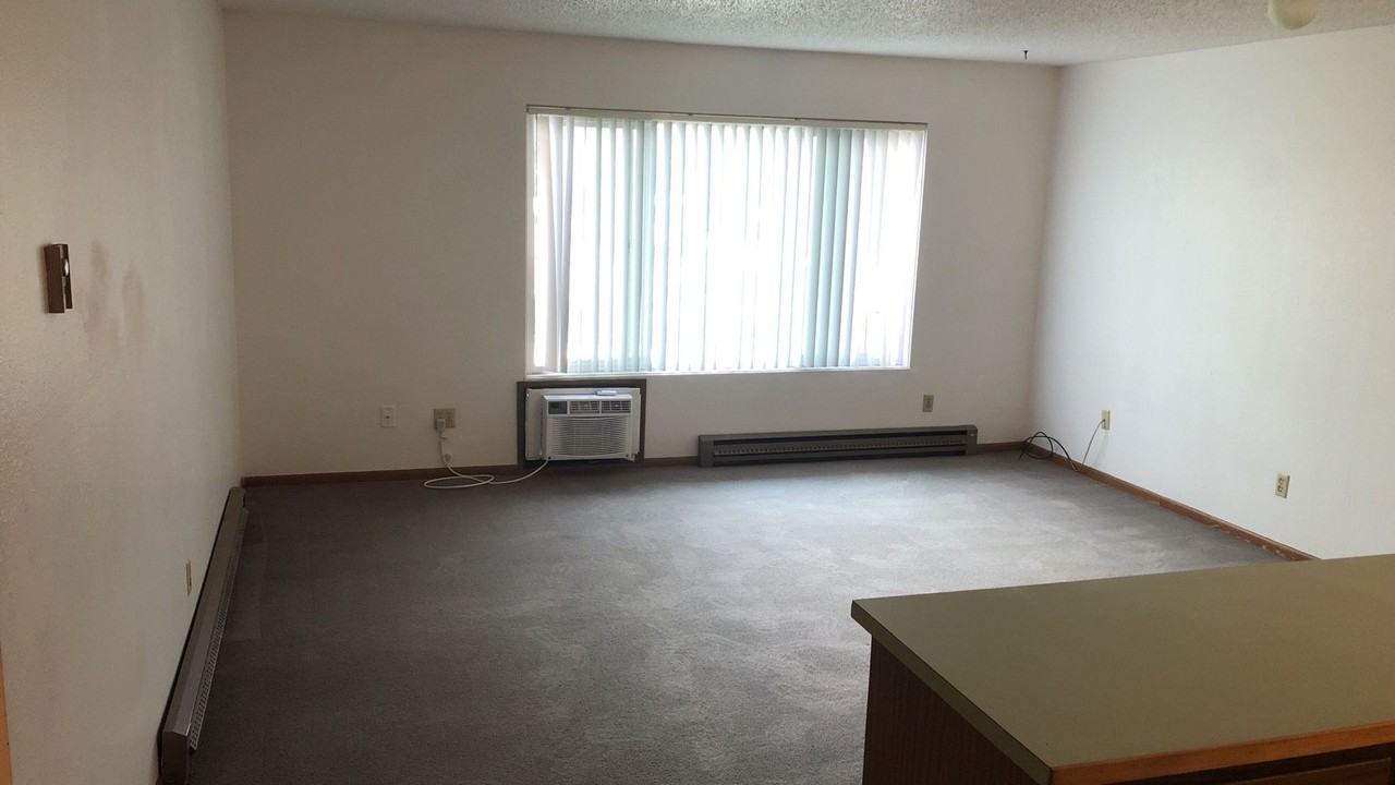 735 NE Maple Street - Photo 5 of 41