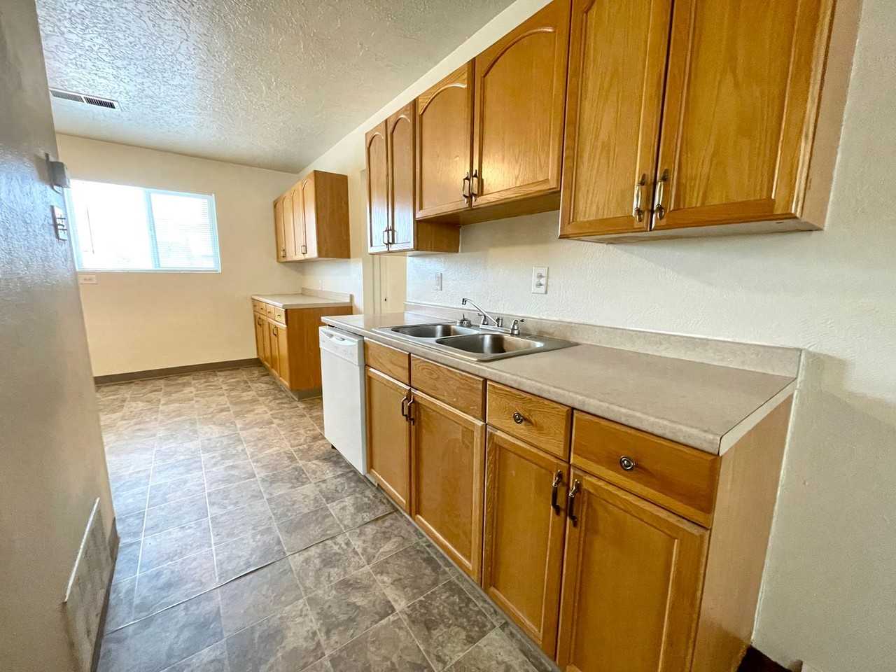 Executive East Apartments - Photo 5 of 9